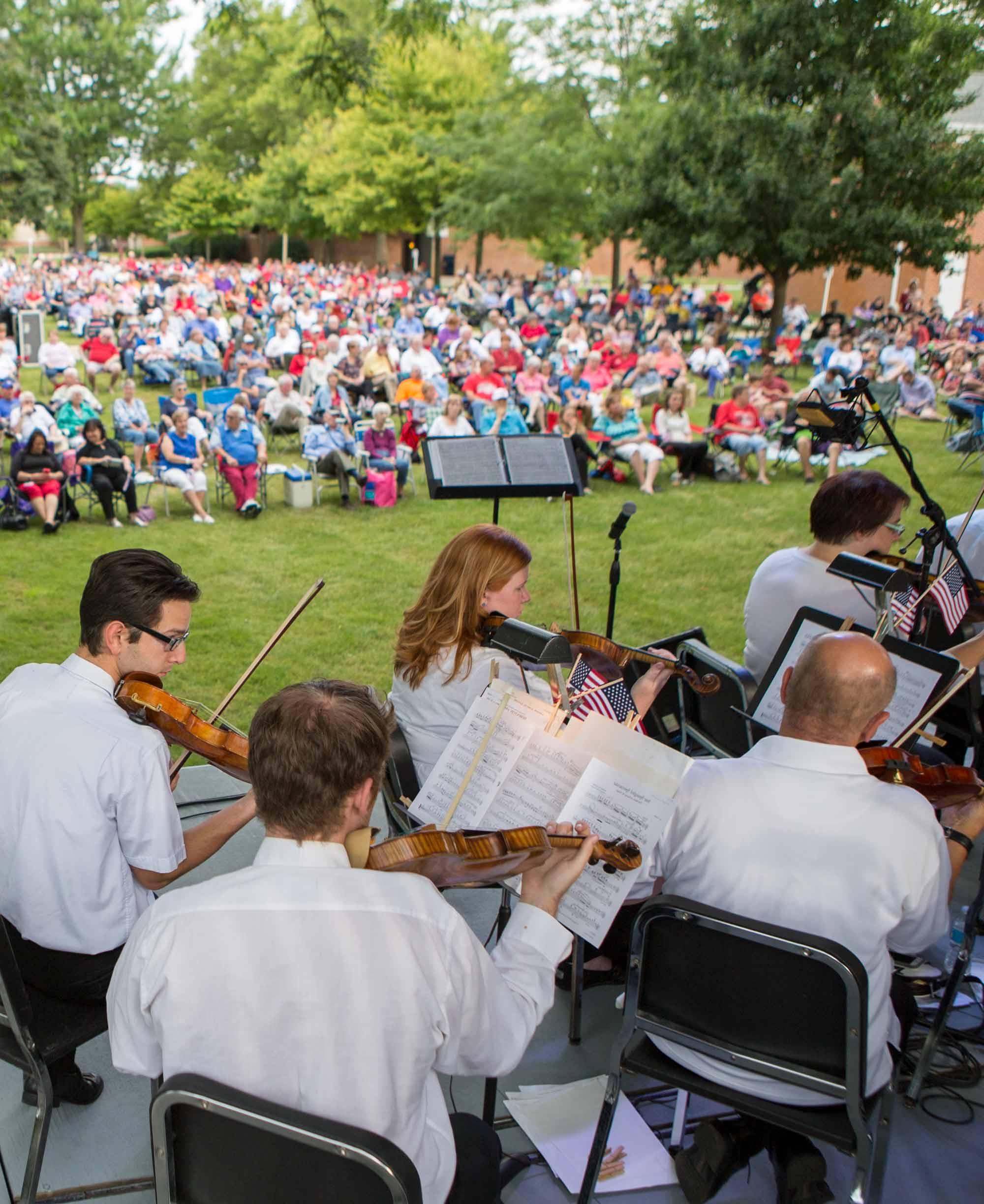 利马交响乐团在金莎3777校园的麦金托什中心外演奏了一场“爱国流行”音乐会.